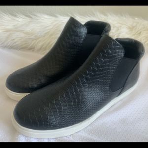 Cushionaire Black Pull-On Platform Sneakers.